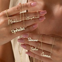 Venta al por mayor personalizado OEM Simple de moda impermeable de acero inoxidable nombre personalizado letra nombre Collar para mujer