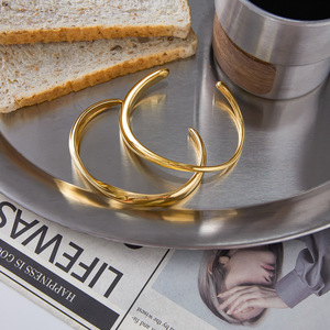 Pulsera Minimalista de Acero Inoxidable con Baño de Oro de 18K, Diseño Trenzado Irregular, Unisex, para Uso Diario - Product Image 4