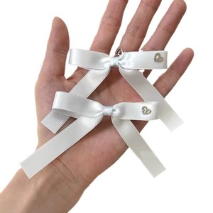 Accesorio original para el cabello con lazo al estilo japonés en negro, blanco y gris, en varios tamaños, incluyendo pinzas de pico de pato. - Product Image 5