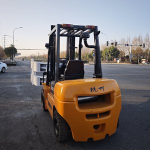 Chariot élévateur diesel d'occasion Hangzhou A35Z, 3,5 tonnes, avec accessoires - Product Image 4