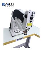 Machine à découper les semelles de chaussures à l'intérieur