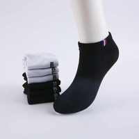 Vente en gros Chaussettes en coton blanc noir Chaussettes de cheville respirantes et absorbant la sueur personnalisées pour femmes et hommes