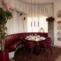 Modernes Luxus-Sitzgruppen-Set aus burgunderrotem Samt und Metallstühlen mit rotem Holztisch – Langlebiges, umweltfreundliches Restaurant-/Café-Set mit hochdichtem Schaumstoff