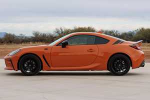 Édition Spéciale 2023, Voiture Sportive Coupé Deux Portes 2.4L à Aspiration Naturelle, Transmission Manuelle à 6 Vitesses, Propulsion Arrière, Véhicule d'Occasion en Excellent État - Product Image 3