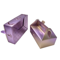 Boîte cadeau haut de gamme en carton doré avec effet de marquage à chaud et impression UV pour gâteaux et friandises, avec poignée