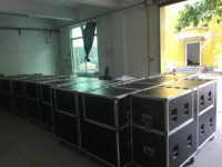 Système de sonorisation professionnel Line Array en promotion pour concerts en extérieur avec flight case