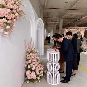 ฉากหลังงานแต่งงานแบบโค้งพรีเมียมคุณภาพสูง วัสดุ PVC ลายริ้วสีงาช้าง สำหรับงานเลี้ยงและงานอีเว้นท์ต่างๆ - Product Image 5
