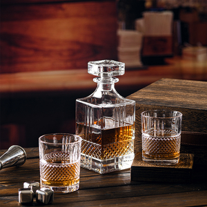 NOVARE Carafe à <span class=keywords><strong>Whisky</strong></span> Carrée 750ml en Verre Gravé à la Main Transparent avec Boîte Cadeau - Product Image 2