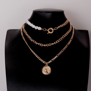 Collar de cadena de tres capas con perlas irregulares a la moda y colgante de moneda dorada para fiestas. - Product Image 4