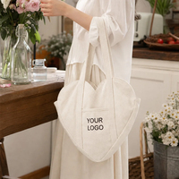 Sac en toile en forme de cœur imprimé avec logo personnalisé, sac à bandoulière réutilisable en coton avec poches latérales