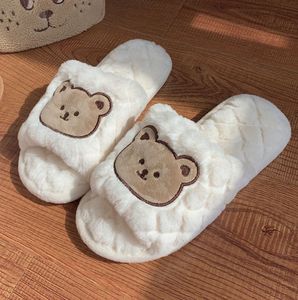 Vente en gros de nouvelles pantoufles pour filles à semelle en PVC, doublure en peluche, motif cœur, pantoufles poilues à personnage unique, de bonne qualité. - Product Image 6