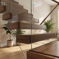 Escalier flottant moderne Tanlong en noyer foncé avec garde-corps en verre sans cadre, main courante en bois massif, escalier cantilever à montantes ouvertes