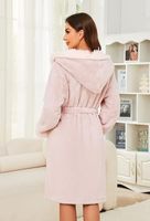Peignoir court en polaire doux et chaud pour femme, à motif léopard, avec capuche et col châle, style spa luxueux et mignon, idéal comme vêtement de nuit.