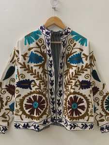 Chaqueta Suzani Bordada de Terciopelo Blanco Estilo Bohemio, Chaqueta Corta Japonesa de Primavera, Regalo Hecho a Mano para Ella, Moda de Boutique de la India - Product Image 6