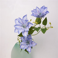 Fleurs artificielles de clematis bleues, violettes et blanches de haute qualité en plastique souple pour la décoration de tables de mariage et d'intérieur (vente en gros)
