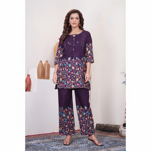 Conjunto de Kurta y Pantalón con Estampado Floral Morado para Mujer, Ropa Étnica Elegante - Product Image 1