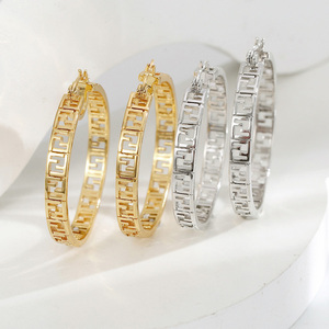 Orecchini a Cerchio Grandi Esagerati di Moda con Logo a Lettere di Marchi Famosi, Design con Motivo <span class=keywords><strong>Medusa</strong></span> in Oro 18K - Product Image 1