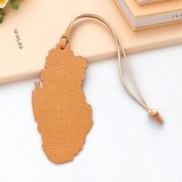 Bolso Mini de Cuero con Forma de Bandera de Qatar, Accesorio para Llaves Moderno y Versátil, Colgante Decorativo de Cuero Personalizado