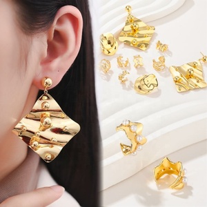 Boucles d'oreilles clous carrées géométriques texturées martelées vintage en laiton plaqué or 18 carats, bijoux de mode unisexe - Product Image 5