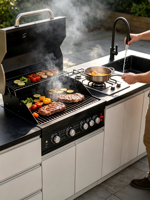 Cuisine extérieure moderne avec barbecue à gaz 5 brûleurs, évier en acier inoxydable, îlot de cuisson prêt pour les fêtes