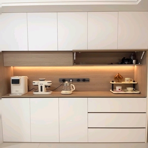 Faites une déclaration élégante avec ce <span class=keywords><strong>buffet</strong></span> <span class=keywords><strong>gris</strong></span> <span class=keywords><strong>clair</strong></span>, avec des tiroirs inférieurs pour dissimuler les ustensiles de cuisine quotidiens. - Product Image 6