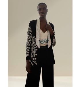 Blazer élégant en velours tissé à manches longues pour femmes avec une coupe ajustée, adapté pour le bureau, les occasions formelles et les soirées, fournisseur indien - Product Image 2