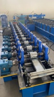 Machine automatique de fabrication de cadres latéraux pour portes à enroulement, équipement pour la production de volets roulants