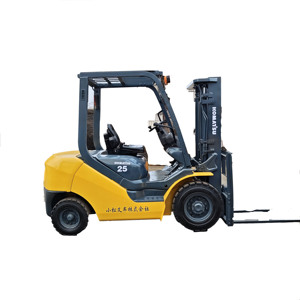 Montacargas Diésel Automático Komatsu FD25 de 2.5 Toneladas, 3 Metros, Dos Mástiles - Product Image 1