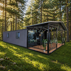 Cabane de glamping Airbnb avec toit <span class=keywords><strong>en</strong></span> acier incliné, design imitation <span class=keywords><strong>bois</strong></span>, grande terrasse et escalier pour location <span class=keywords><strong>en</strong></span> resort ou investissement - Product Image 3