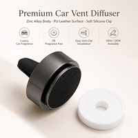 Diffuseur de parfum de luxe pour voiture en alliage de zinc avec clip de ventilation et cuir PU pour l'intérieur de la voiture