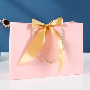 Cajas de regalo de papel a granel con asa de cinta de lujo con logotipo personalizado al por mayor para embalaje de compras cinta de lazo impresa para joyas