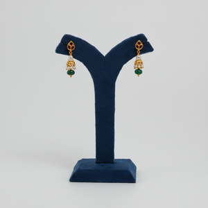 Hermosos pendientes jhumka hechos a mano en tono dorado con capas de perlas y detalles de cuentas verdes, joyería étnica perfecta para bodas. - Product Image 3