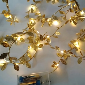 Chaîne de lierre dorée de 2 m, pour décorer les arbres de Noël et la décoration de la maison - Product Image 1