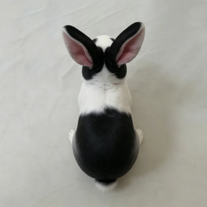 Peluche réaliste personnalisée de lapin néerlandais noir et blanc, lapin en peluche en position debout avec oreilles intérieures roses - Product Image 3