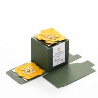 Boîte cadeau en carton recyclable pliable miniature au design floral vert créatif, avec lamination mate et doublure en éponge pour les cadeaux de mariage