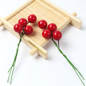 100 Uds. De bayas artificiales de Navidad, estambre de cereza de oro rojo, Mini bayas, flores, cuentas de perlas para decoración de fiesta de Navidad DIY - Product Image 4