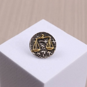 Elegante spilla con simbolo della Bilancia, <span class=keywords><strong>figura</strong></span> delle bilance con elementi stellari e simbolici, indispensabile per gli appassionati di stile astrologico - Product Image 6