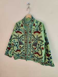 Chaqueta Suzani Verde de Algodón Hecha a Mano, Bordado Étnico Artesanal, Abrigo Boho de Invierno, Prenda Artística para Festivales, Chaqueta Bordada - Product Image 5