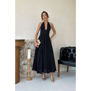 Robe de soirée élégante noire en lin, dos nu, coupe trapèze, taille naturelle, tissu respirant - Product Image 4