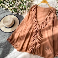 Chemisier en mousseline de soie transparente à volants couleur pêche, col en V profond, taille cintrée à nouer, manches longues, collection Printemps-Été 2026, vente en gros pour femmes