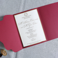 Invitation pliante de poche perle rouge minimaliste moderne avec texte d'estampage à chaud doré cartes en papier de luxe faites à la main papeterie de mariage