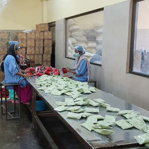 LAVARSH Tinte Capilar Semipermanente Negro Suave a Base de Hierbas Naturales, 100% Libre de Químicos, Bolsa de 100 Gramos y Empaque a Granel - Product Image 6