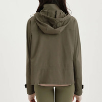 Veste de randonnée pour femme, coupe courte, légère, coupe-vent, séchage rapide, avec logo personnalisé OEM, col montant, fermeture éclair intégrale et taille ajustable par cordon.
