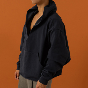 Sweat à capuche court pour homme en molleton 100% coton, coupe boxy, col en V profond, sans ourlet, avec broderie et impression, grammage lourd - Product Image 6