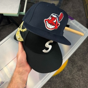 Cappellino da Baseball Unisex con Visiera Piatta, Classico Fifty, Chiuso Dietro, Corona Strutturata, Ricamo 3D, in Cotone, Streetwear, Sportivo, Vestibilità Aderente - Product Image 1