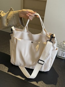 <span class=keywords><strong>Sac</strong></span> fourre-tout léger de grande capacité pour <span class=keywords><strong>femme</strong></span>, <span class=keywords><strong>sac</strong></span> à bandoulière imperméable avec design multi-poches pour les voyages, le shopping, l'école et le quotidien - Product Image 1