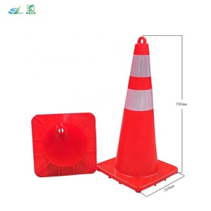 Cône de signalisation routière réfléchissant en PVC de 700 mm de haut avec anneau pour la sécurité routière – Produit essentiel d'avertissement pour la sécurité des voies publiques - Product Image 2