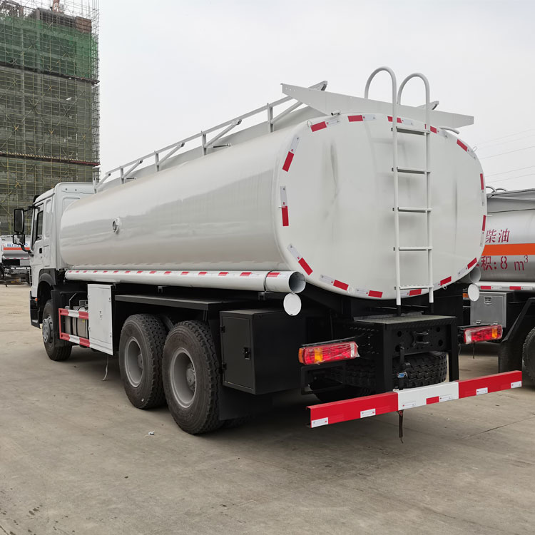 6x4 Oil Tanker Truck HOWO 23000L/20 Tons Carbon Steel Fuel Delivery