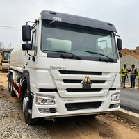 Vente flash : Camion-citerne HOWO 6X4 pour le nettoyage des routes en Afrique, performance stable, grand réservoir d'eau