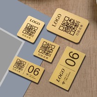 Plaque signalétique adhésive en métal aluminium avec logo en relief Code QR étiquettes gravées au laser personnalisées étanche 500 pièces quantité minimale de commande